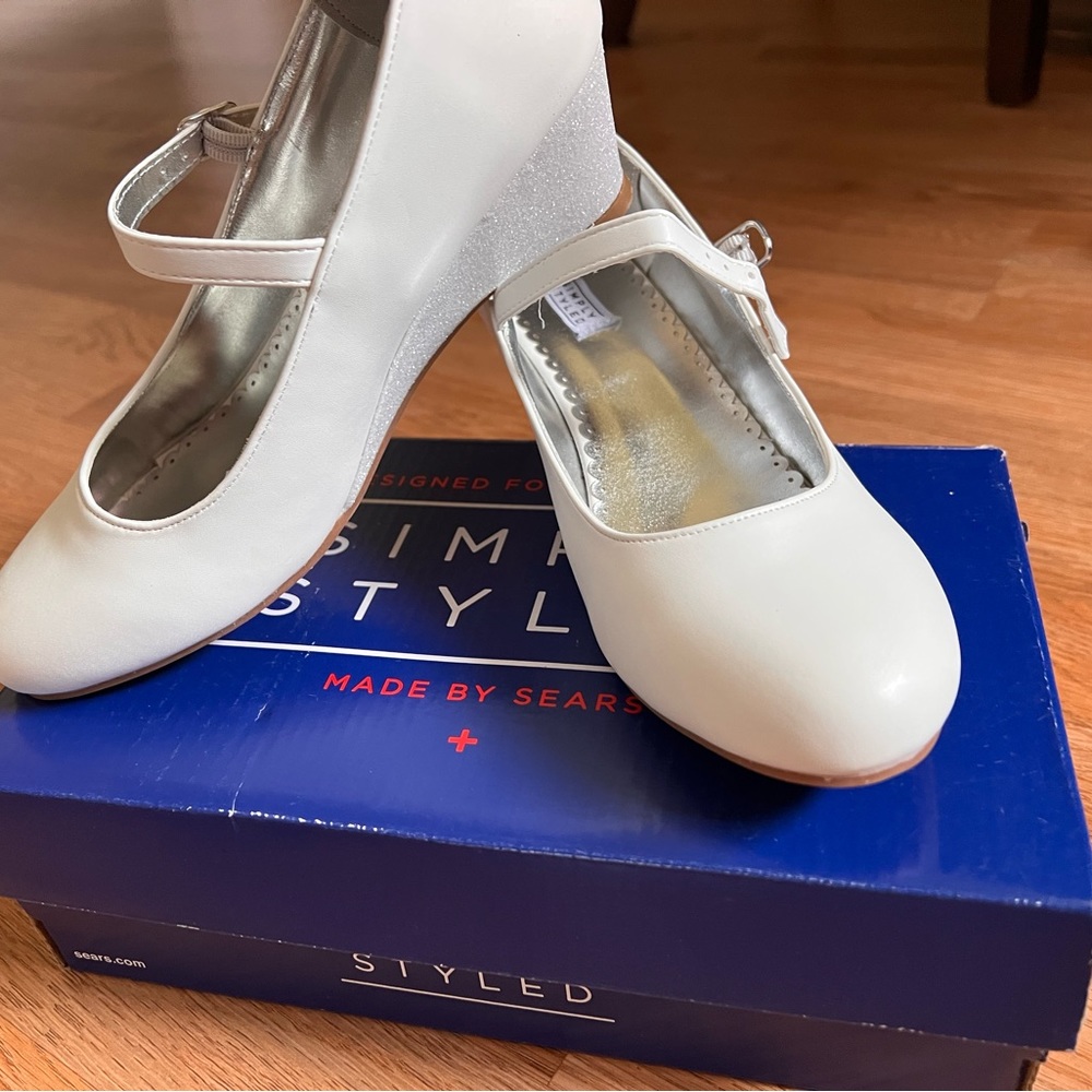White girl’s shoes size 4